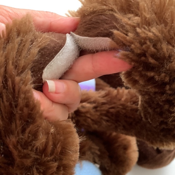 Plush moose with Velcro front hooves to hang around the neck and hug you - Picture 4 of 7